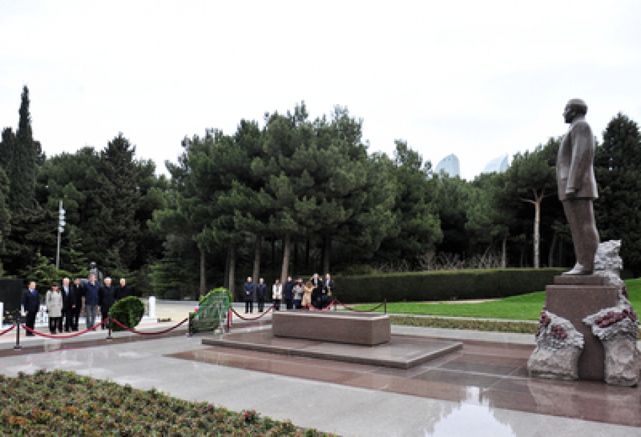 Italian delegation pays respect to national leader Heydar Aliyev and Azerbaijani heroes