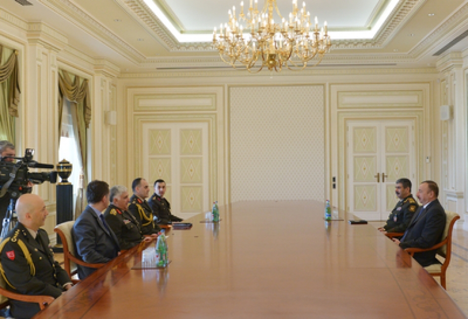 Aserbaidschans Präsident Ilham Aliyev eine Delegation um den Generalstabschef der Türkischen Streitkräfte empfangen VIDEO