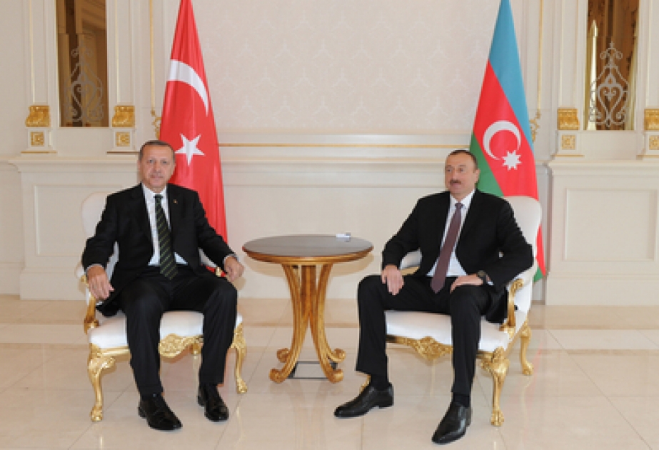 Aserbaidschans Präsident Ilham Aliyev und türkischer Premierminister Recep Tayyip Erdogan ein Treffen unter vier Augen abgehalten VIDEO