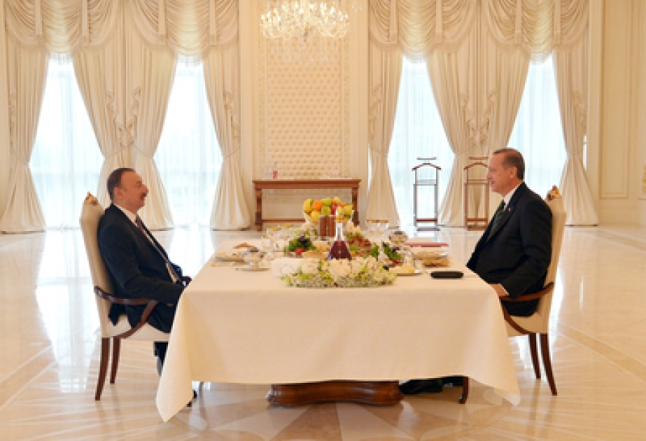 الرئيس إلهام علييف يقيم مأدبة غذاء على شرف رئيس الوزراء التركي