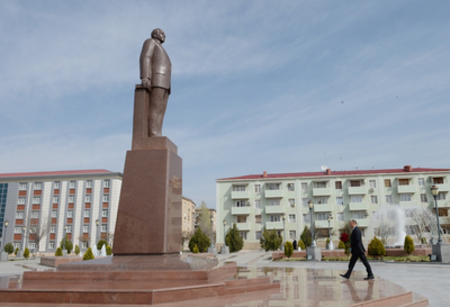 Visite du monument du leader national Heydar Aliyev VIDEO
