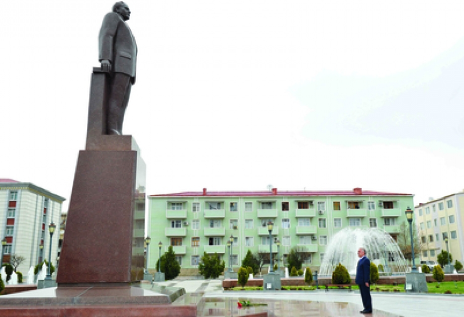 По случаю 90-летнего юбилея Нахчыванской Автономной Республики состоялось посещение памятника общенациональному лидеру Гейдару Алиеву
