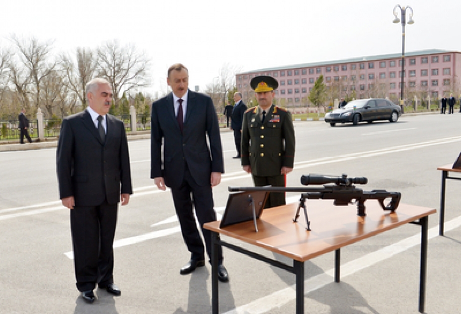Präsident Ilham Aliyev im Truppenteil “N” neue Kriegstechniken und Waffen besichtigt VIDEO