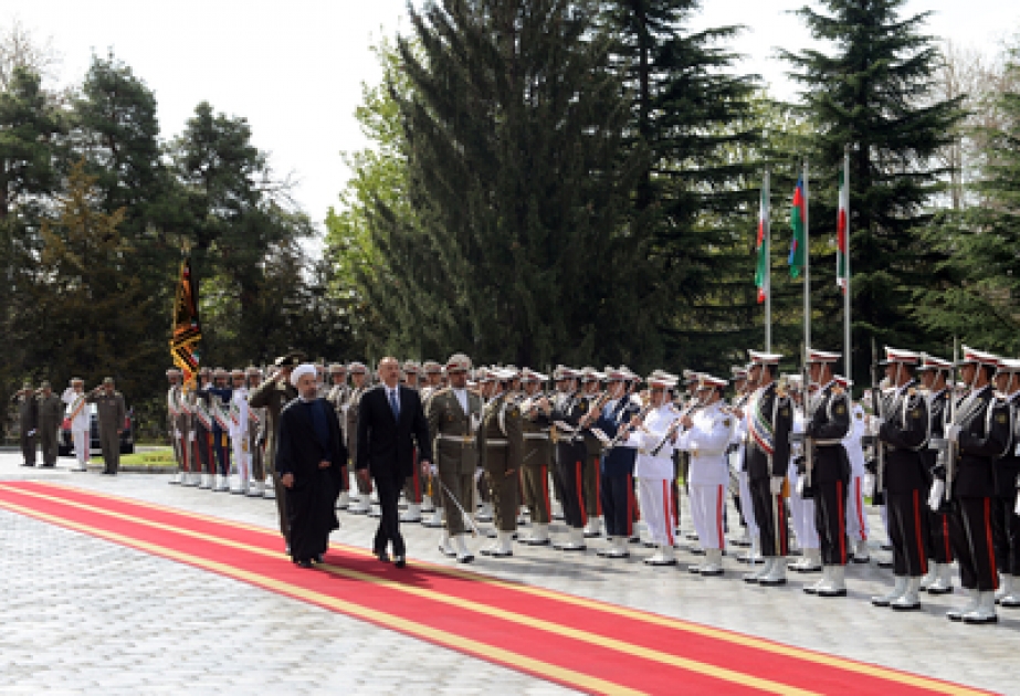 La cérémonie officielle d’accueil du président azerbaïdjanais Ilham Aliyev au palais présidentiel à Téhéran VIDEO