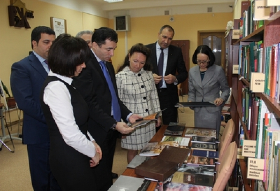 Im Namen der Vizepräsidentin der Heydar Aliyev-Stiftung der staatlichen regionalen wissenschaftlichen Bibliothek von Nowosibirsk Bücher über Aserbaidschan geschenkt