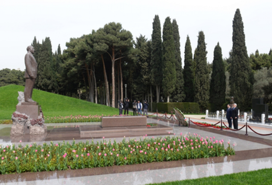 Delegation des tschechischen Senats das Grabmal des Nationalleaders Heydar Aliyev und die Schechidenallee besucht