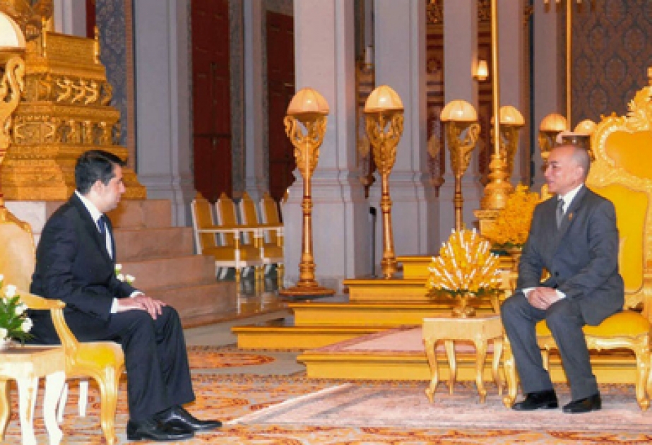 سفير أذربيجان يقدم أوراق اعتماده للعاهل الكمبودي