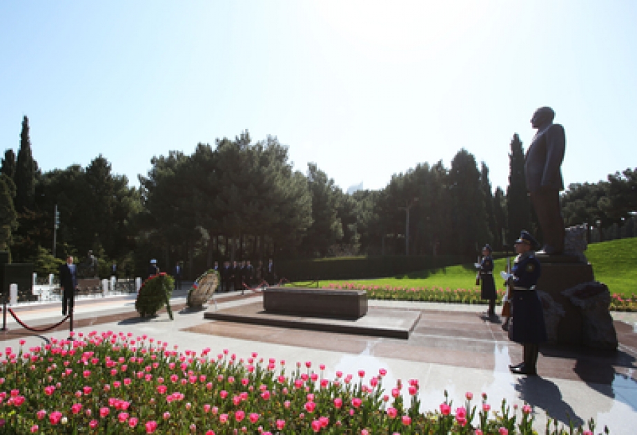 Visite de la tombe du leader national Heydar Aliyev et de l’Allée des Patriotes