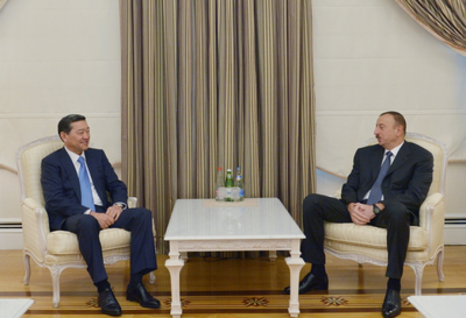 Präsident Ilham Aliyev den Minister für Verteidigung von Kasachatan empfangen VIDEO
