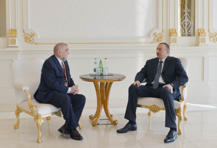Aserbaidschans Präsident Ilham Aliyev den ehemaligen Präsidenten von Kroatien Stjepan Mesić empfangen VIDEO