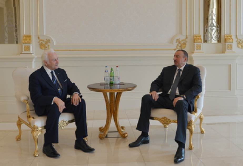 Aserbaidschans Präsident Ilham Aliyev den Ex-Präsidenten von Estland Arnold Rüütel empfangen VIDEO