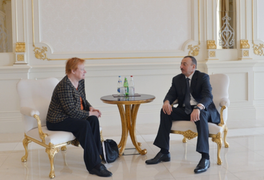 Aserbaidschans Präsident Ilham Aliyev die ehemalige Präsidentin von Finnland, Frau Tarja Halonen, empfangen VIDEO