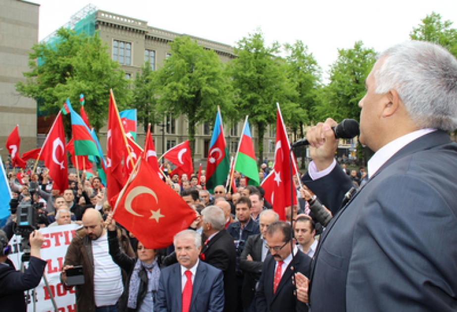 Türkiyə və Azərbaycan diaspor təşkilatları Haaqada etiraz aksiyası keçirmişlər
