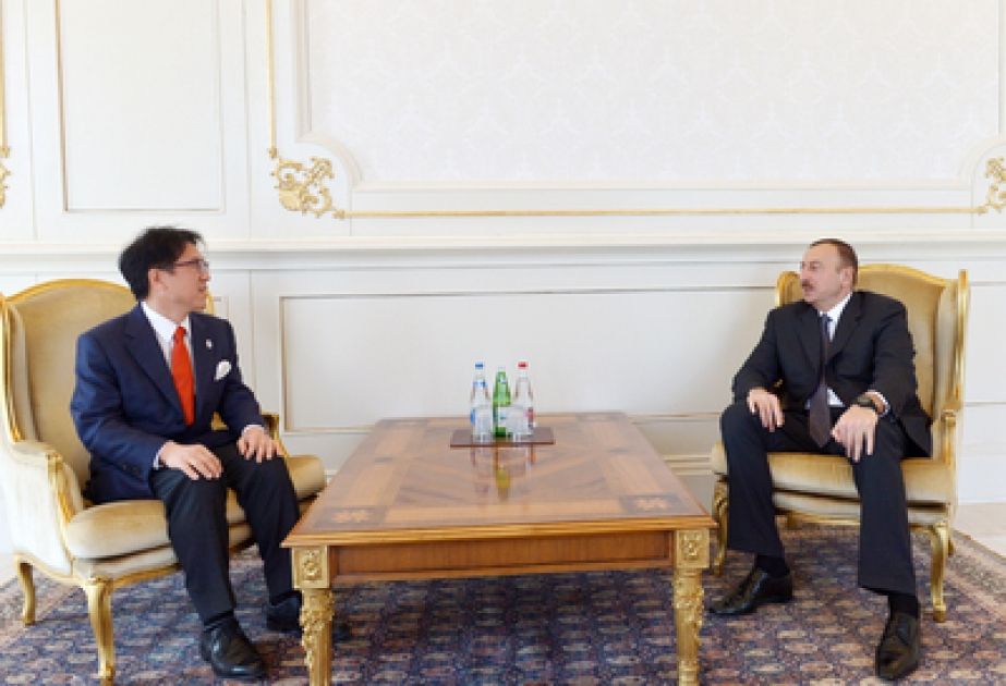 Aserbaidschans Prezident Ilham Aliyev den Chef der olympischen Agentur von Japan, den Sonderberater des Premierministers empfangen VIDEO