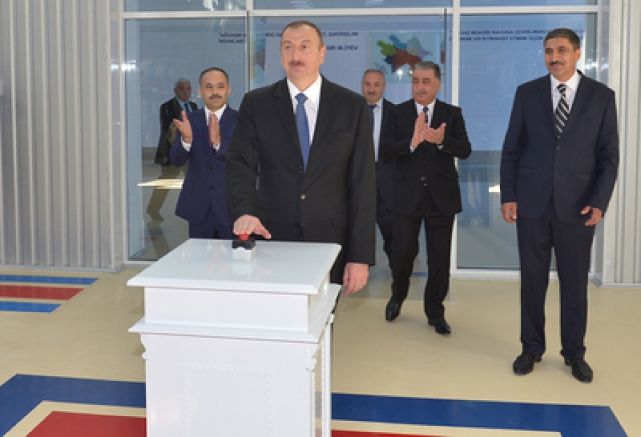 Präsident Ilham Aliyev im Bezirk Agdasch die Eröffnungsfeier einer Obstverarbeitungsanlage besucht VIDEO