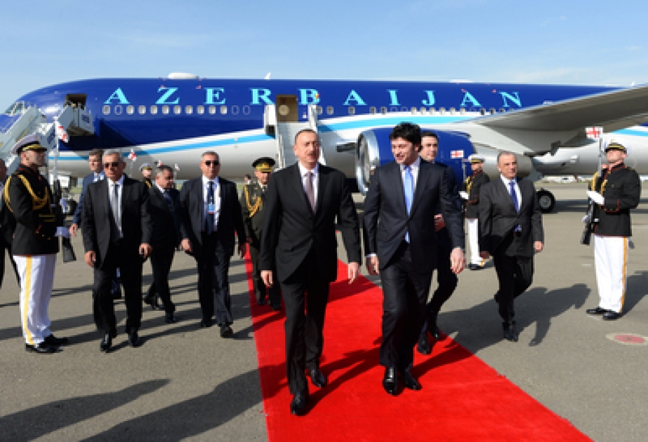 La visite d'affaires du président Ilham Aliyev en Géorgie Accueil à l’aéroport international de Tbilissi VIDEO