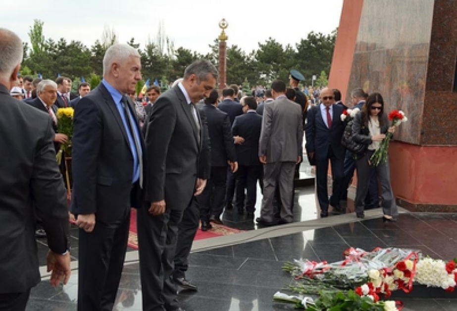 Посол Азербайджана в Молдове принял участие в церемонии празднования Дня Победы и возложения цветов в Аллее шехидов «Шуша» в Кишиневе