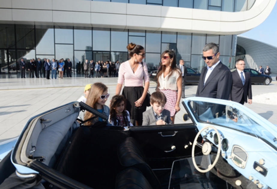 Anlässlich des 91. Geburtstages von Nationalleader Heydar Aliyev in Baku eine Rallye von klassischen Autos stattgefunden