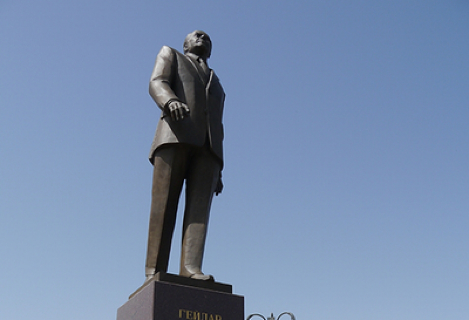Astrakhan : la cérémonie consacrée au 91e anniversaire de la naissance du dirigeant historique Heydar Aliyev