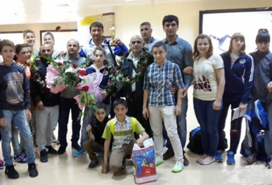 Azerbaijani female Olympic wrestling qualifiers return home