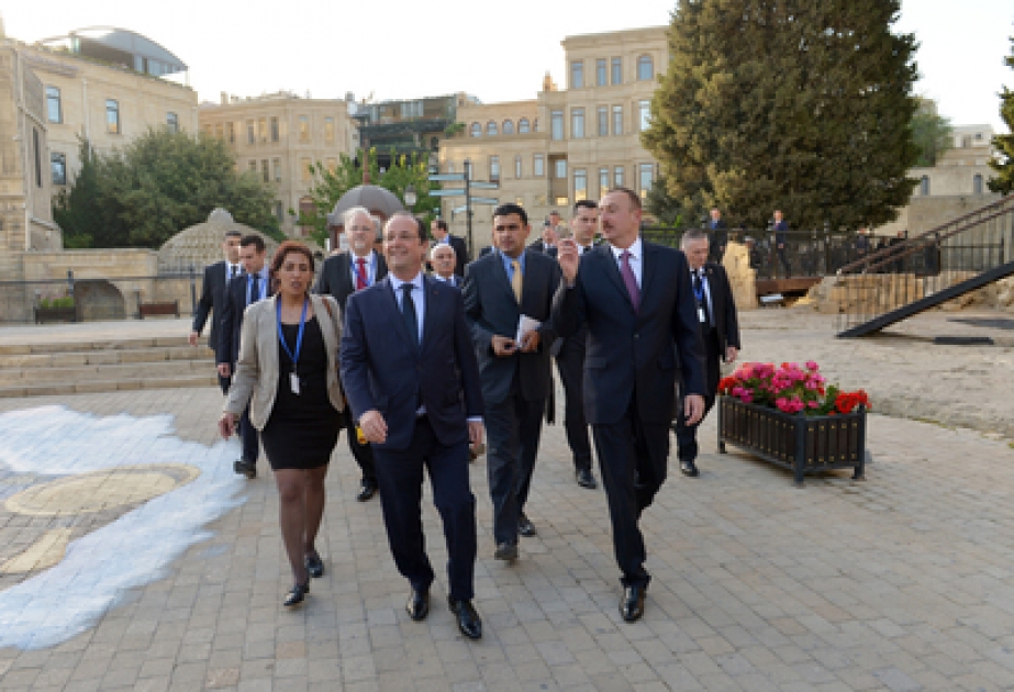 阿塞拜疆总统和法国总统漫步于依切里沙赫尔古城-国家历史建筑保护区