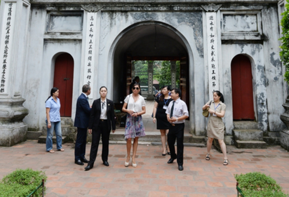 Mme Mehriban Aliyeva, première dame de l’Azerbaïdjan a visité le Temple de la Littérature à Hanoi VIDEO