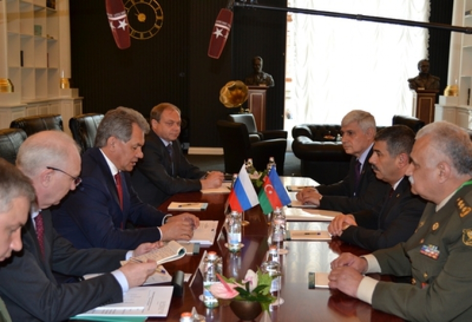 Azerbaijani, Russian defense ministers meet in Moscow