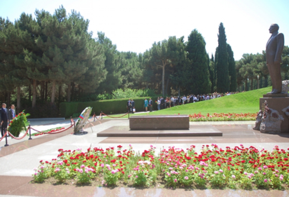 Young foreign scientists pay respect to national leader Heydar Aliyev and Azerbaijani heroes