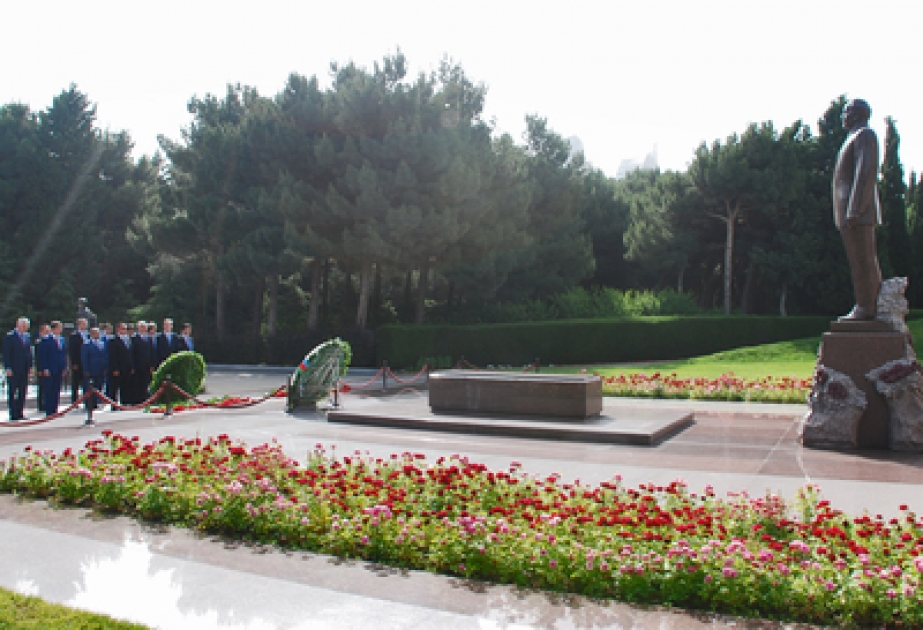 Russian Minister of Economic Development pays respect to national leader Heydar Aliyev and Azerbaijani heroes