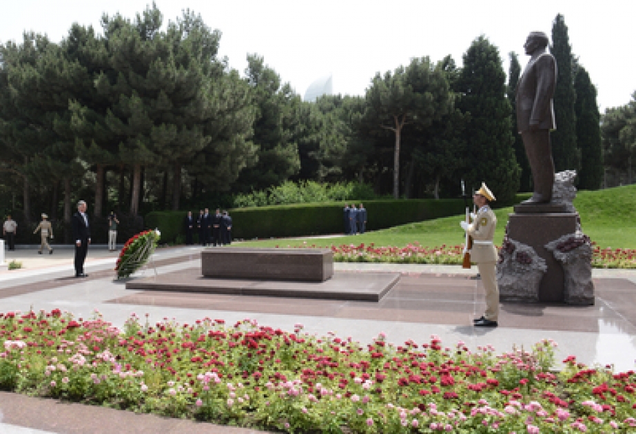 Präsident der Schweizerischen Eidgenossenschaft das Grabmal von Nationalleader Heydar Aliyev besucht