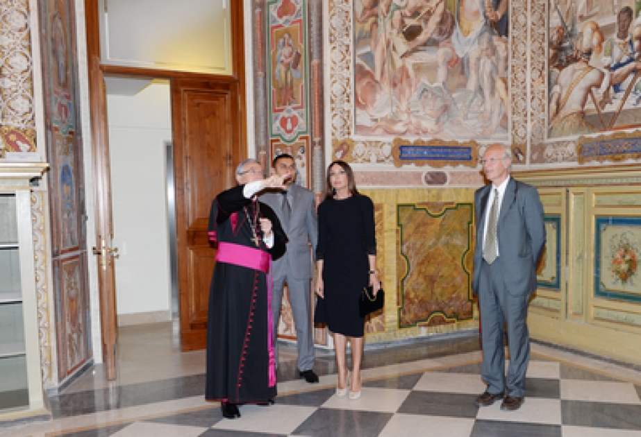 First Lady von Aserbaidschan Mehriban Aliyeva hat die Vatikanische Apostolische Bibliothek kennen gelernt