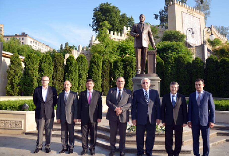 Парламентская делегация Азербайджана возложила цветы к памятнику великому лидеру Гейдару Алиеву в Киеве