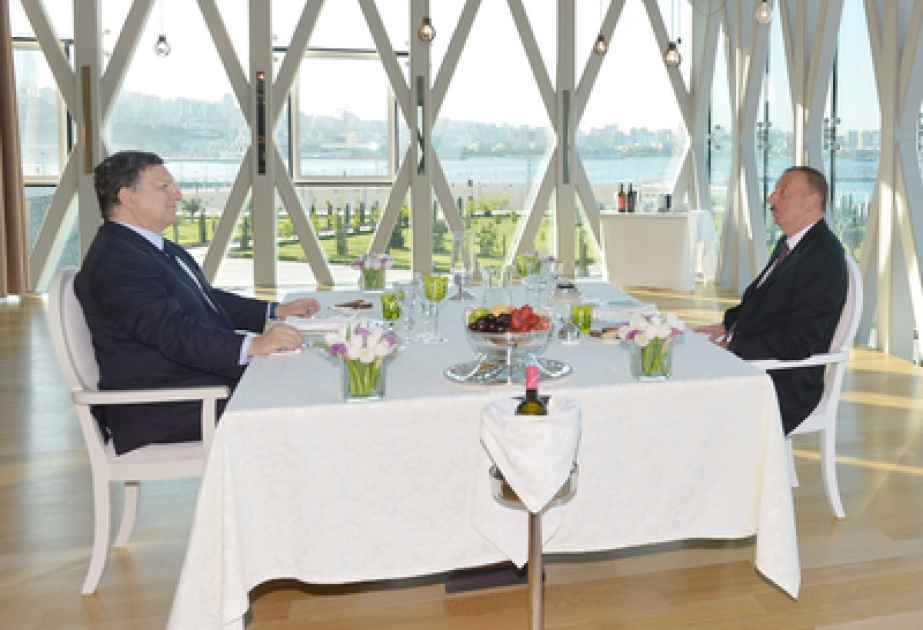 Aserbaidschans Präsident Ilham Aliyev und Präsident der Europäischen Kommission José Manuel Barroso haben zusammen zu Abend gegessen VIDEO