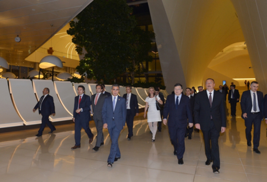 Visite du Centre Heydar Aliyev VIDEO