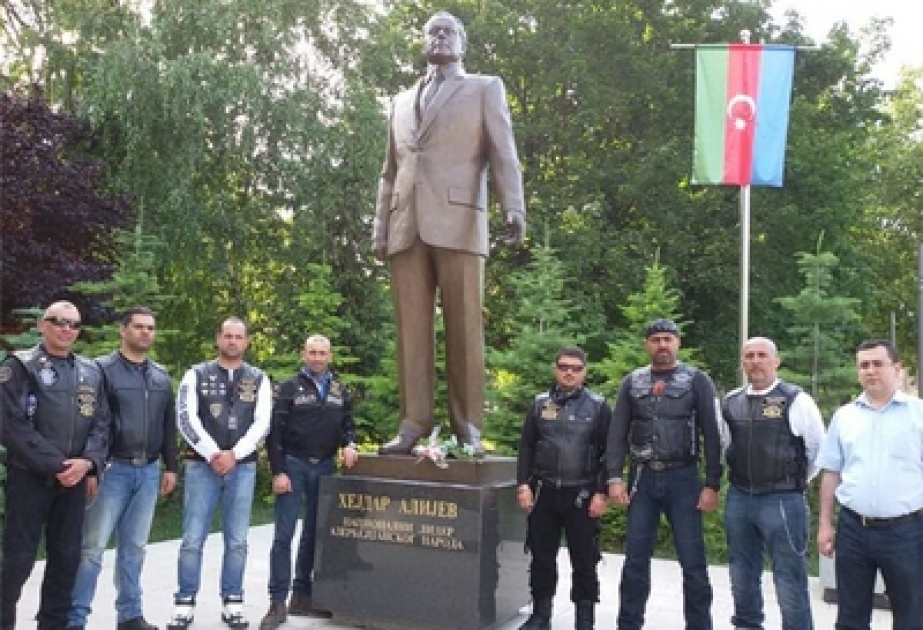 Azerbaijani bikers visit monument to national leader Heydar Aliyev in Belgrade