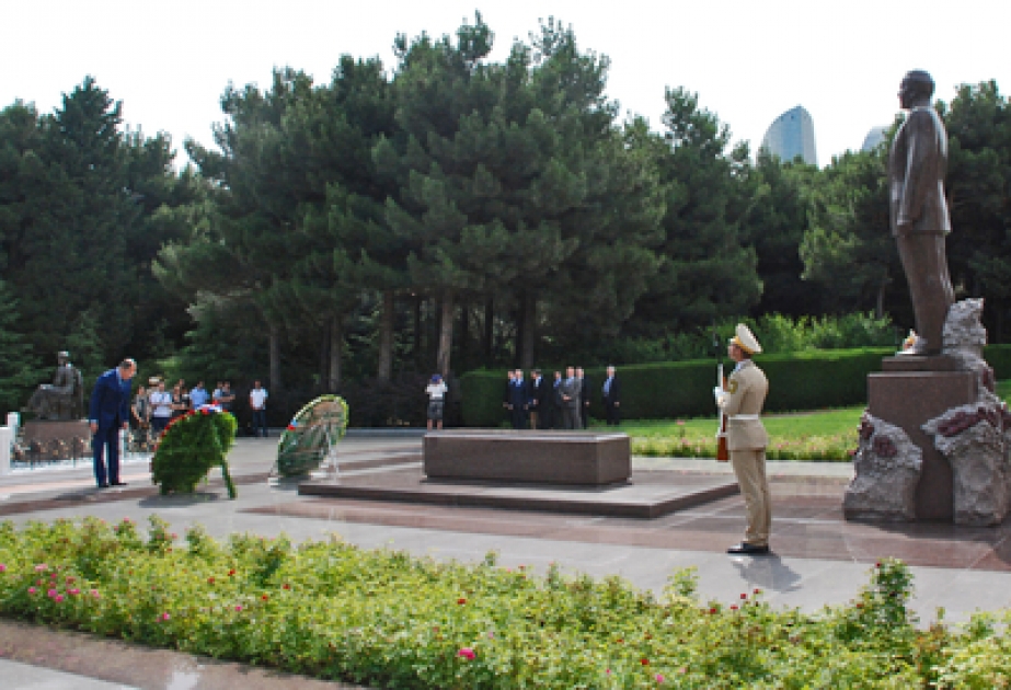 Sergueï Lavrov a visité la tombe du leader national Heydar Aliyev et l’Allée des Patriotes
