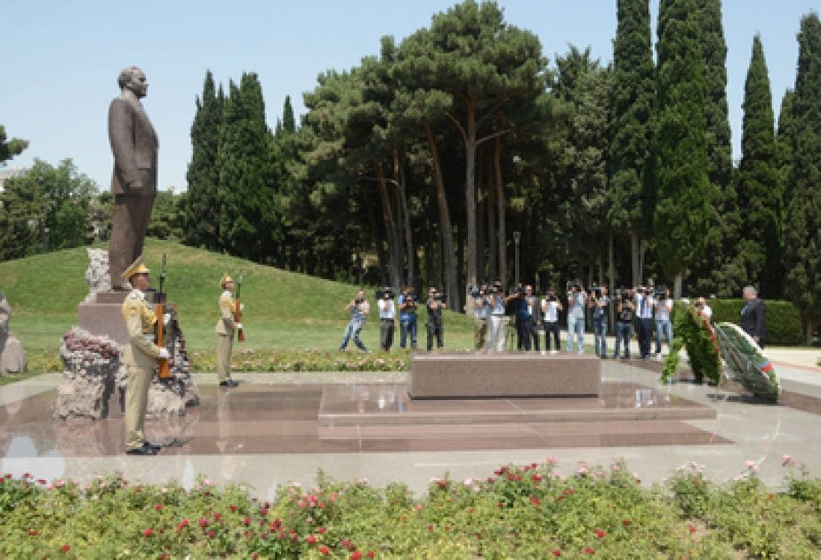 Georgian Parliament Speaker pays respect to national leader Heydar Aliyev and Azerbaijani heroes