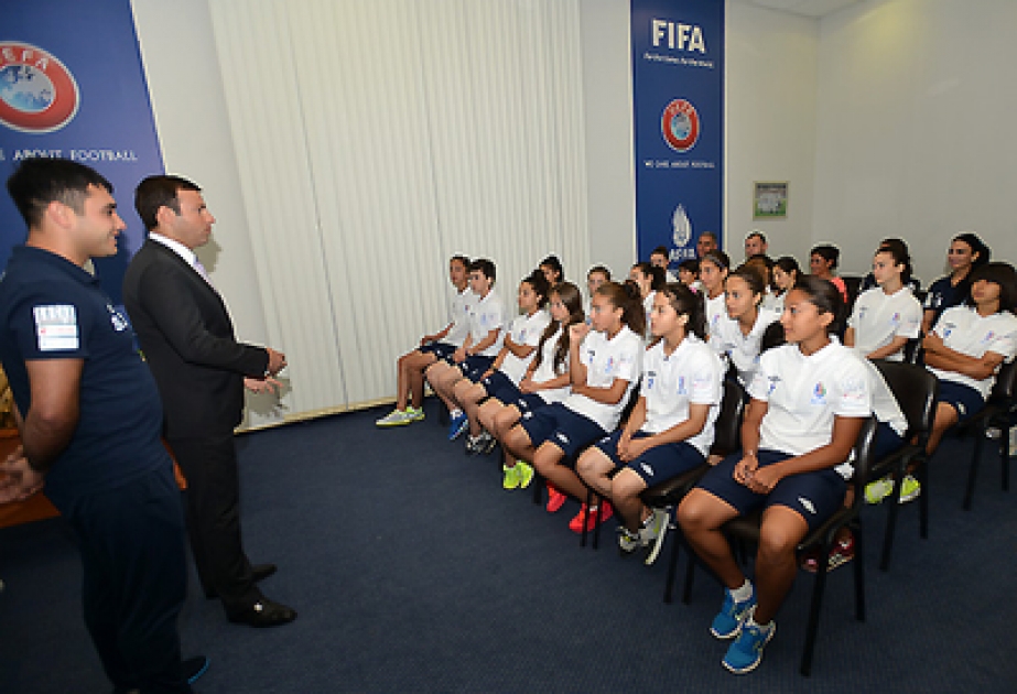 Rencontre à l’AFFA avec les membres de la sélection féminine d’Azerbaïdjan de football, championne du mini-tournoi de l’UEFA pour le développement