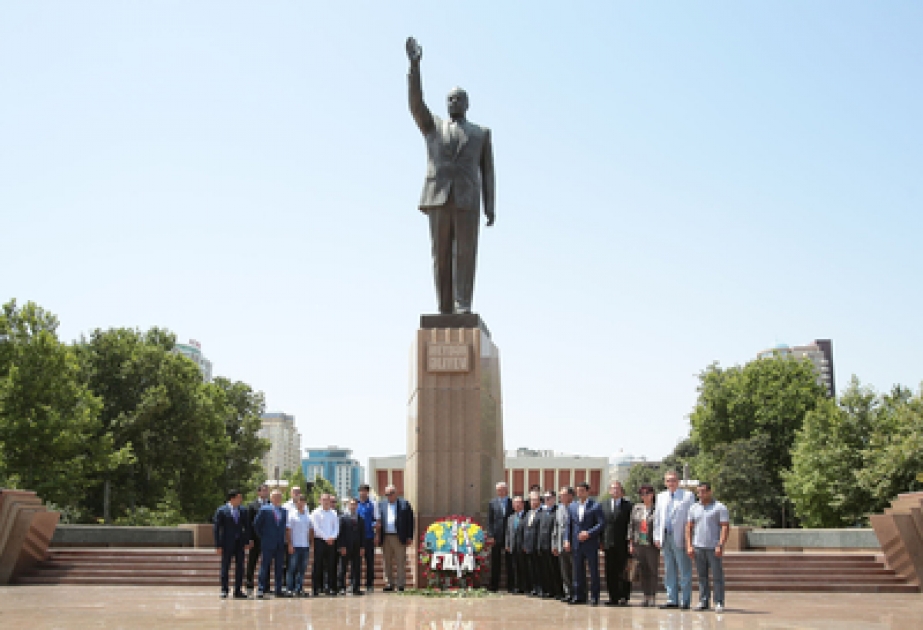 Les participants du Grand Prix d’or, tournoi international de lutte ont visité le monument du leader national Heydar Aliyev