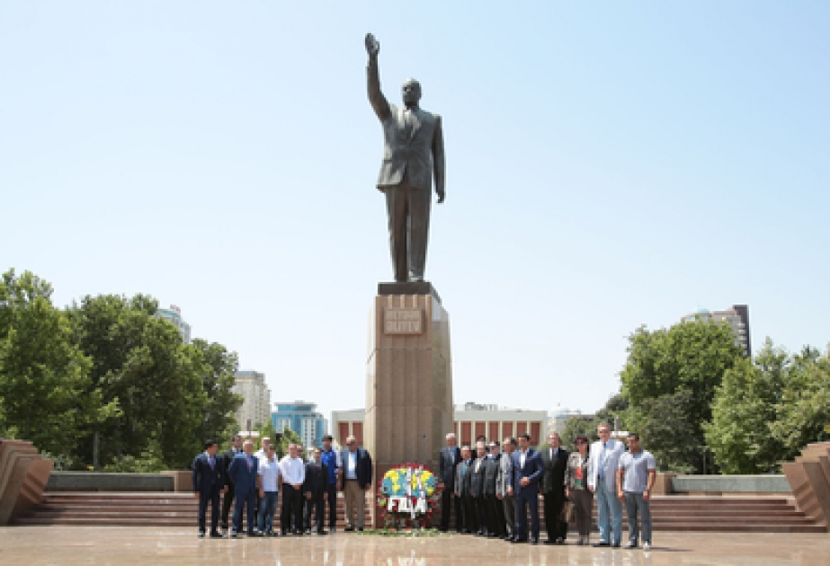 Участники финального этапа международного турнира по борьбе «Золотой Гран-при» возложили цветы к памятнику общенациональному лидеру азербайджанского народа Гейдару Алиеву