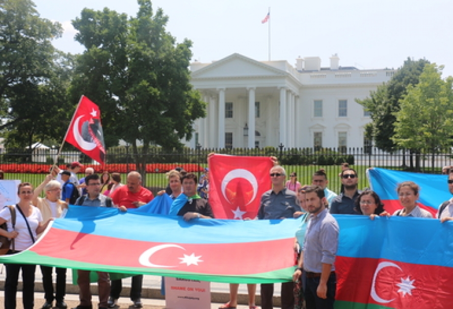 Ağ Evin qarşısında erməni təcavüzünə qarşı etiraz aksiyası keçirilib VİDEO
