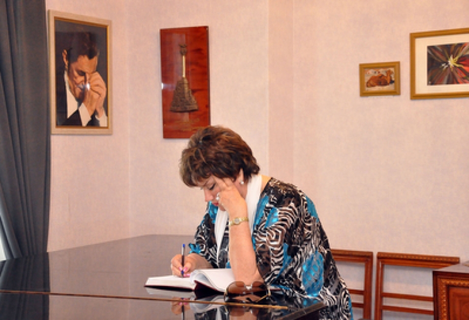 Volkskünstlerin der UdSSR Tamara Sinyavskaya war im Hausmuseum von Maestro Niyazi