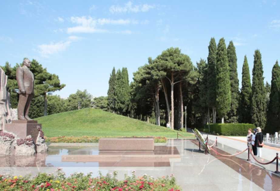 KUNA delegation visits Alley of Honors and Alley of Martyrs in Baku
