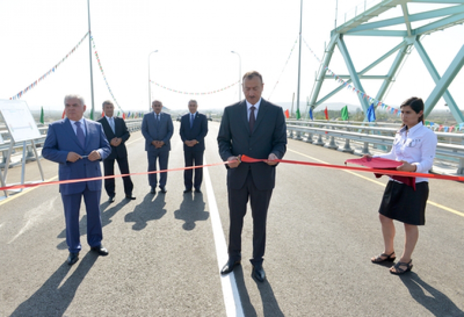 La mise en service du pont construit sur le Kur dans la ville de Chirvan VIDEO