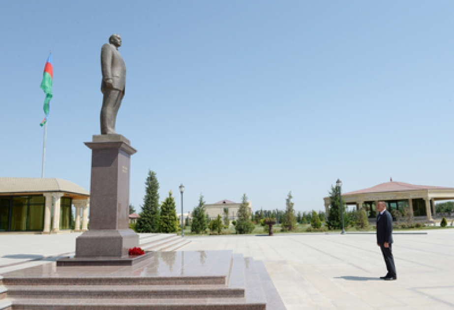 Aserbaidschans Präsident Ilham Aliyev in Horadiz das Denkmal von Nationalleader Heydar Aliyev besucht VIDEO