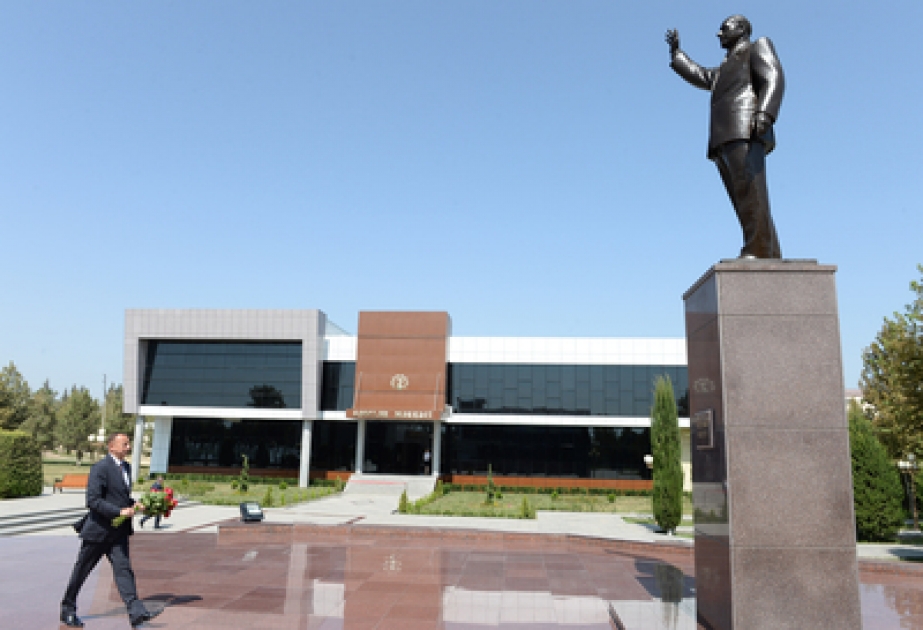 President Ilham Aliyev visited a statue to national leader Heydar Aliyev in Beylagan VIDEO