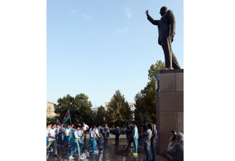 参加第二届夏季青年奥运会的阿塞拜疆运动员参观全民领袖纪念碑
