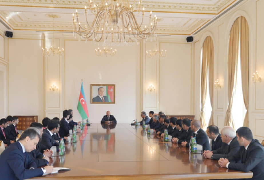 Le président Ilham Aliyev a reçu les membres de l’équipe d’Azerbaïdjan ayant participé aux 2es Jeux Olympiques de la Jeunesse d’été de Nanjing VIDEO
