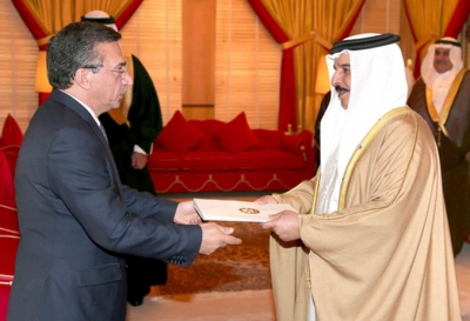 Azerbaijan’s ambassador presents his credentials to Bahrain’s King