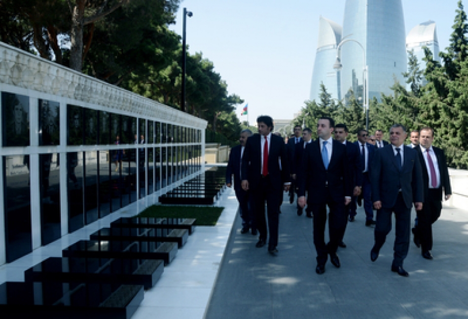 Georgian Prime Minister visits Alley of Martyrs in Baku